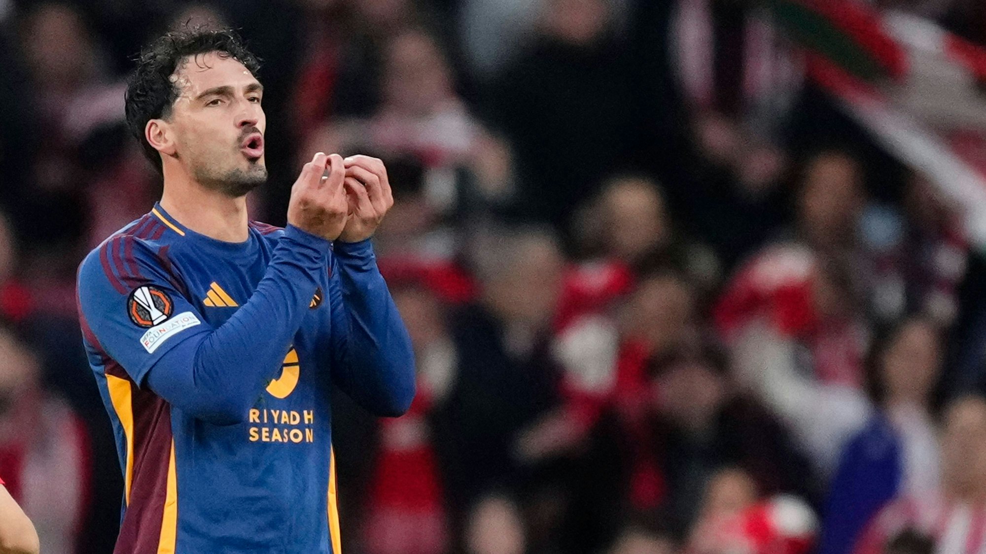 Kann es selbst kaum glauben: Mats Hummels muss im Achtelfinale der Europa League nach nur elf Minuten vom Feld.