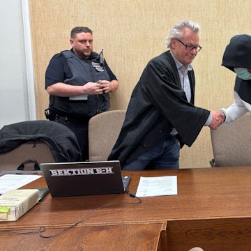 Der Angeklagte mit seinem Verteidiger Gordon Christiansen beim Prozessauftakt im Kölner Landgericht