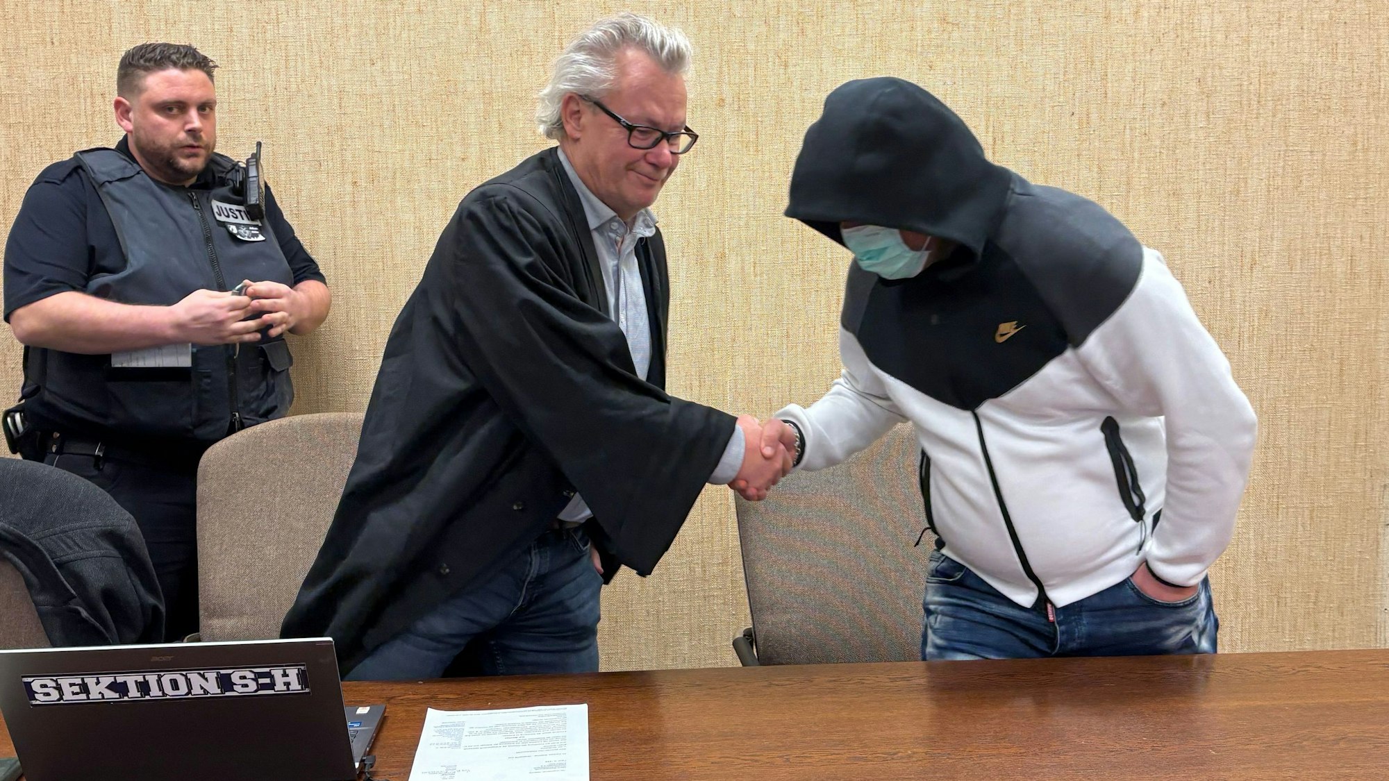 Der Angeklagte mit seinem Verteidiger Gordon Christiansen beim Prozessauftakt im Kölner Landgericht