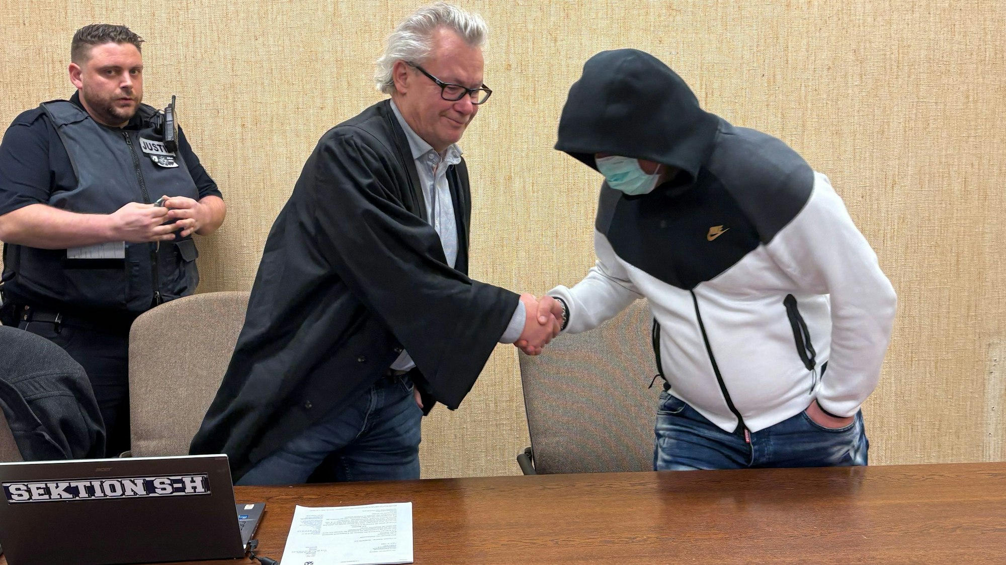 Der Angeklagte mit seinem Verteidiger Gordon Christiansen beim Prozessauftakt im Kölner Landgericht.