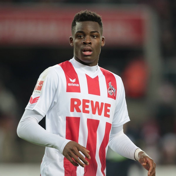 Ein Spieler trägt ein Trikot des 1. FC Köln.