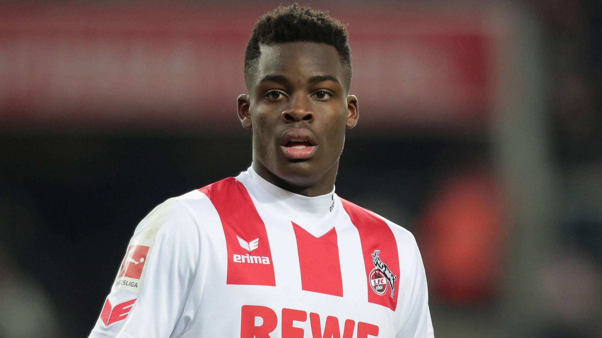 Ein Spieler trägt ein Trikot des 1. FC Köln.