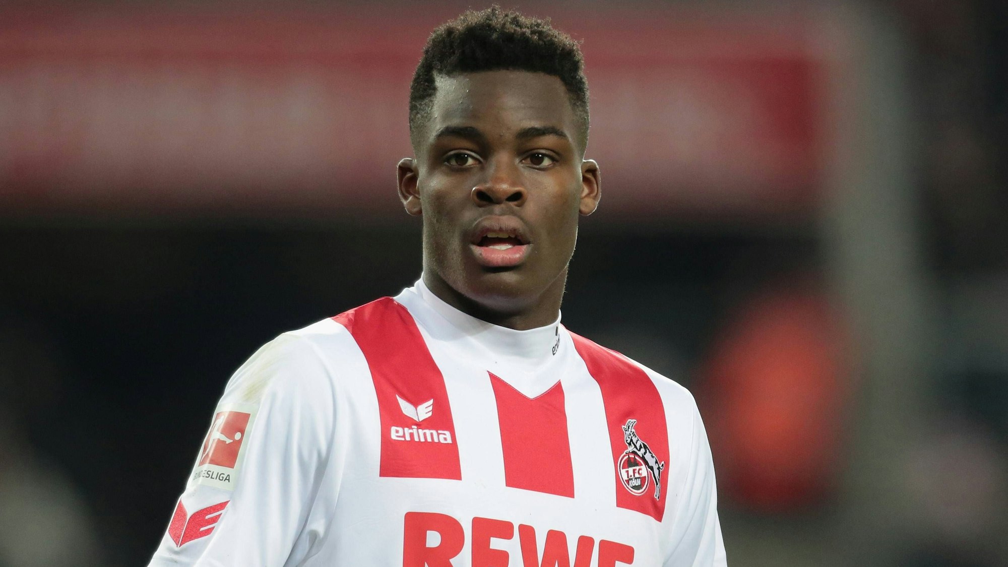 Ein Spieler trägt ein Trikot des 1. FC Köln.