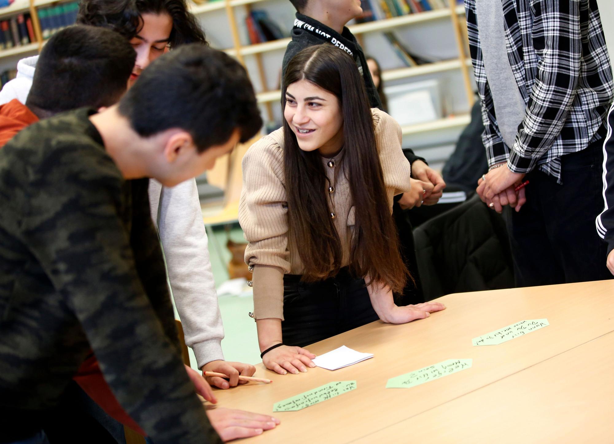 Schülerinnen und Schüler beim Philosophieren