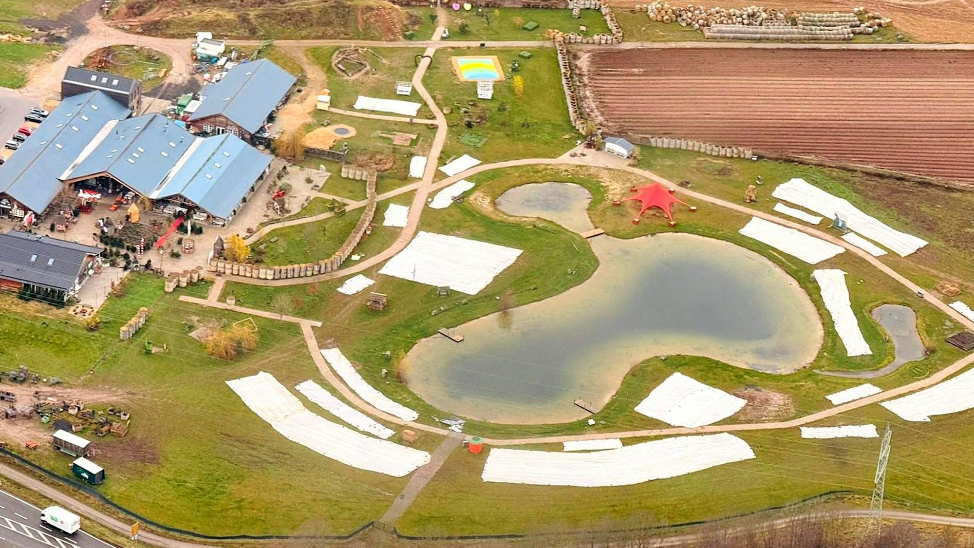 Ein Luftbild zeigt die Hofanlage samt Außengelände.