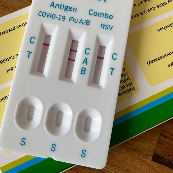 AEin Kombi-Schnelltest auf Covid-19, Influenza und RSV (Respiratorisches Synzytial-Virus).