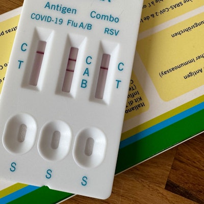 AEin Kombi-Schnelltest auf Covid-19, Influenza und RSV (Respiratorisches Synzytial-Virus).
