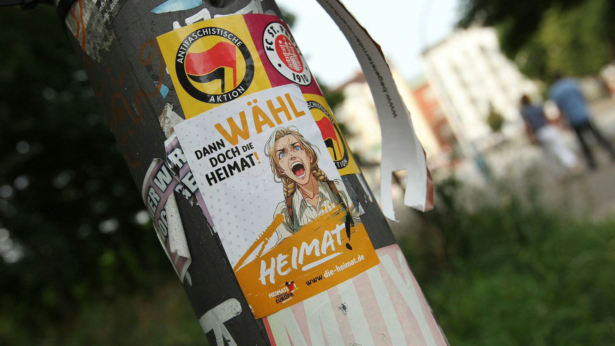 An einem Laternenpfahl klebt ein Sticker der Partei Die Heimat. Sie hieß früher NPD. (Archivbild)