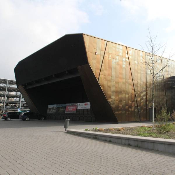 Ein mit Metall verkleidetes Veranstaltungsgebäude.