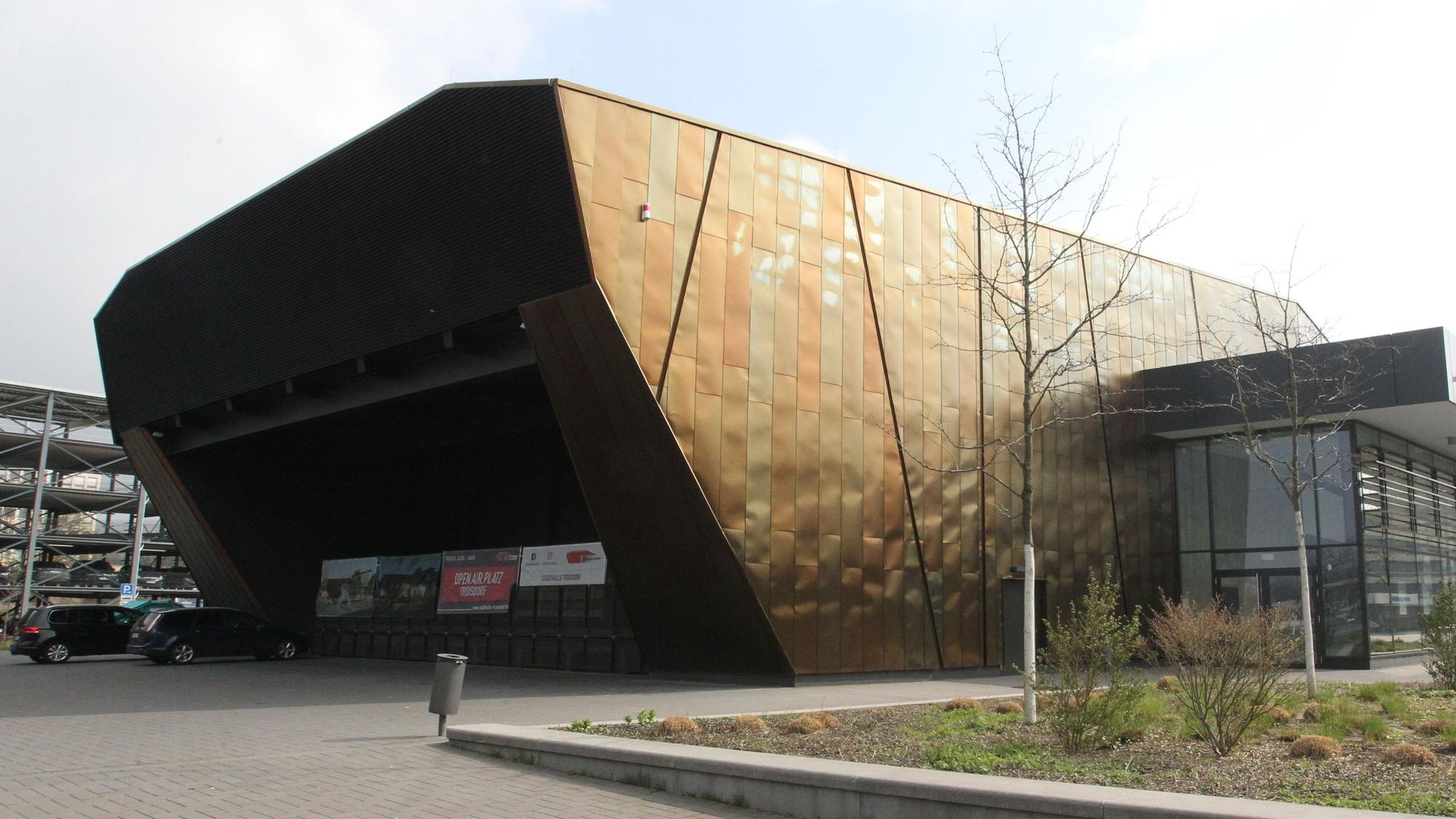 Ein mit Metall verkleidetes Veranstaltungsgebäude.