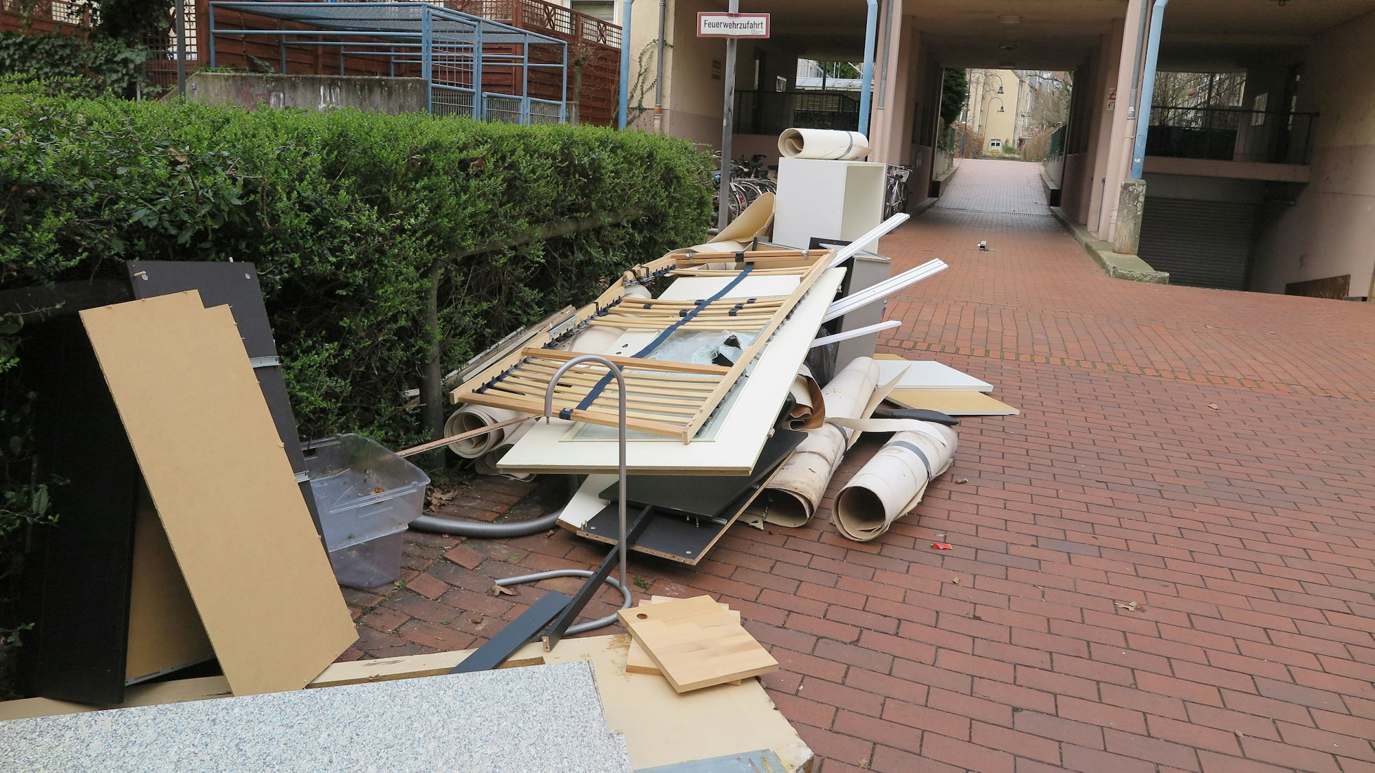 Das Bild zeigt Müll vor einer Feuerwehrzufahrt.