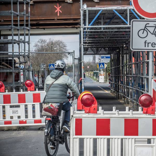 Auf der Merkenicher Seite wird der Radweg in einem Schutztunnel unter der Autobahnbrücke hindurch offen gehalten, auch wenn darüber an der Brücke Bauarbeiten laufen. Foto: Ralf Krieger