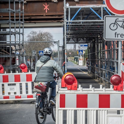 Auf der Merkenicher Seite wird der Radweg in einem Schutztunnel unter der Autobahnbrücke hindurch offen gehalten, auch wenn darüber an der Brücke Bauarbeiten laufen. Foto: Ralf Krieger
