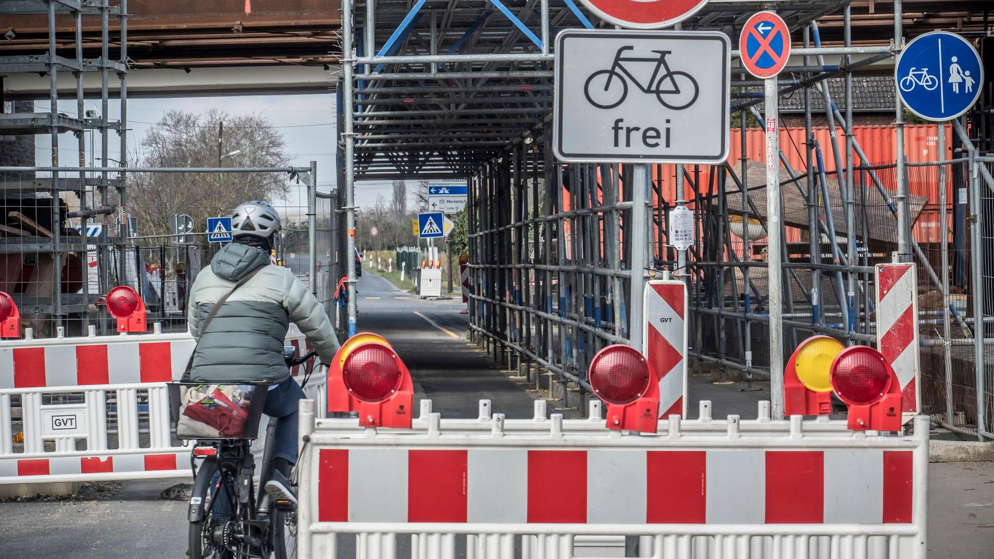 Auf der Merkenicher Seite wird der Radweg in einem Schutztunnel unter der Autobahnbrücke hindurch offen gehalten, auch wenn darüber an der Brücke Bauarbeiten laufen. Foto: Ralf Krieger