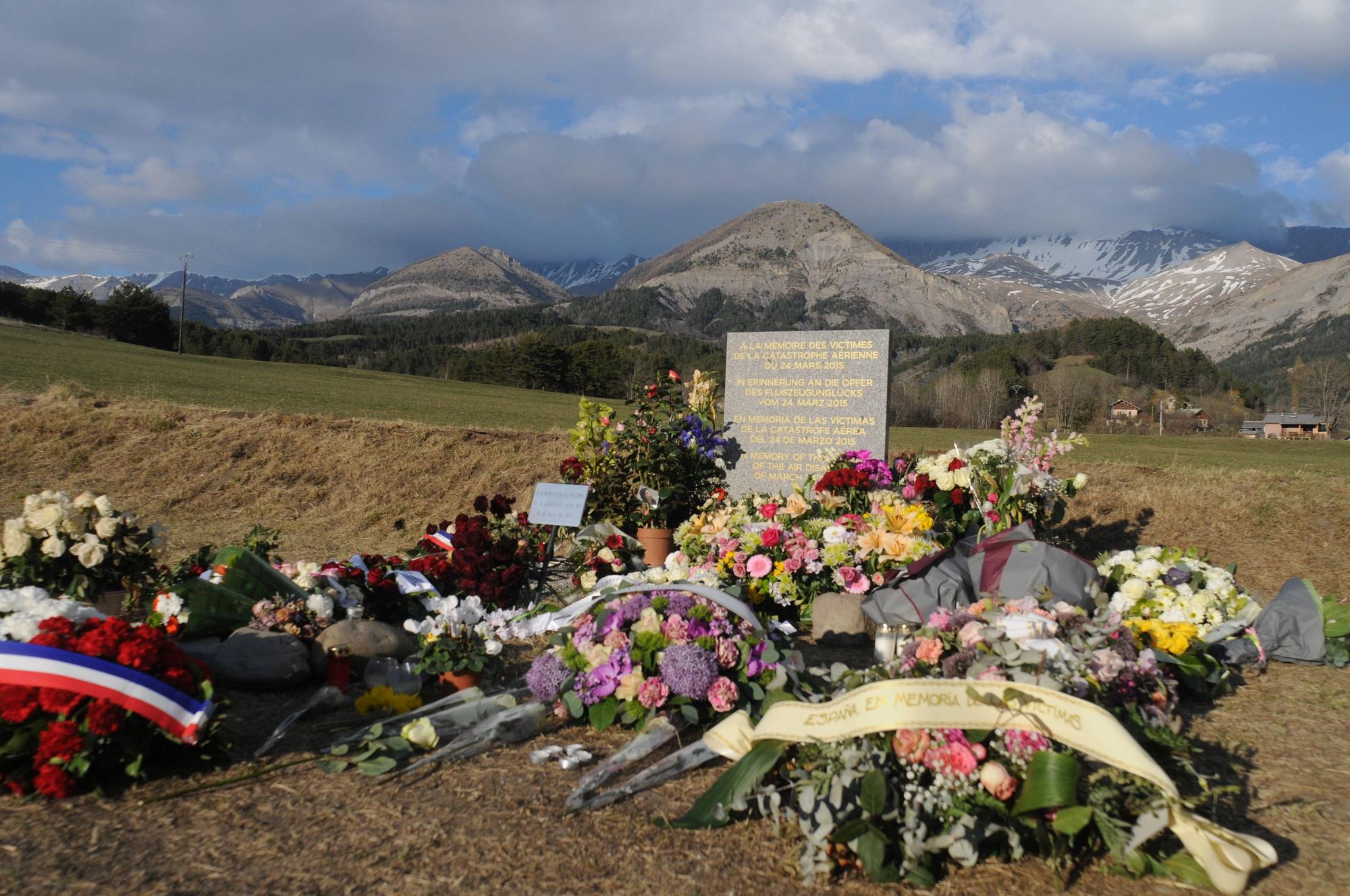 Gedenkstelle für die Opfer des Germanwings-Absturzes in dem französischen Ort Le Vernet nahe der Absturzstelle.