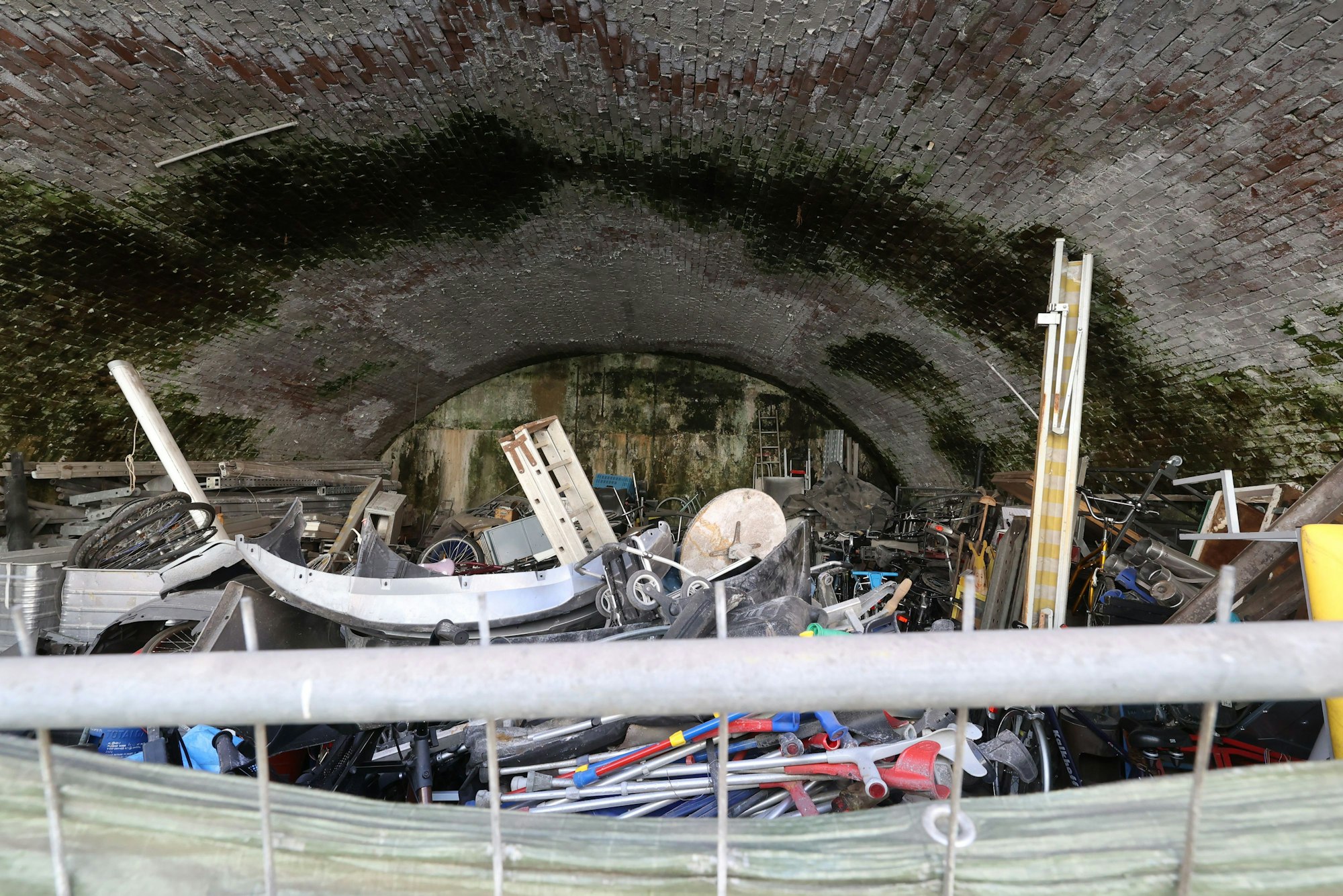 Schimmel und voller Sperrmüll: In den Bögen entsorgen Leute kaputte Möbel und Schrott.