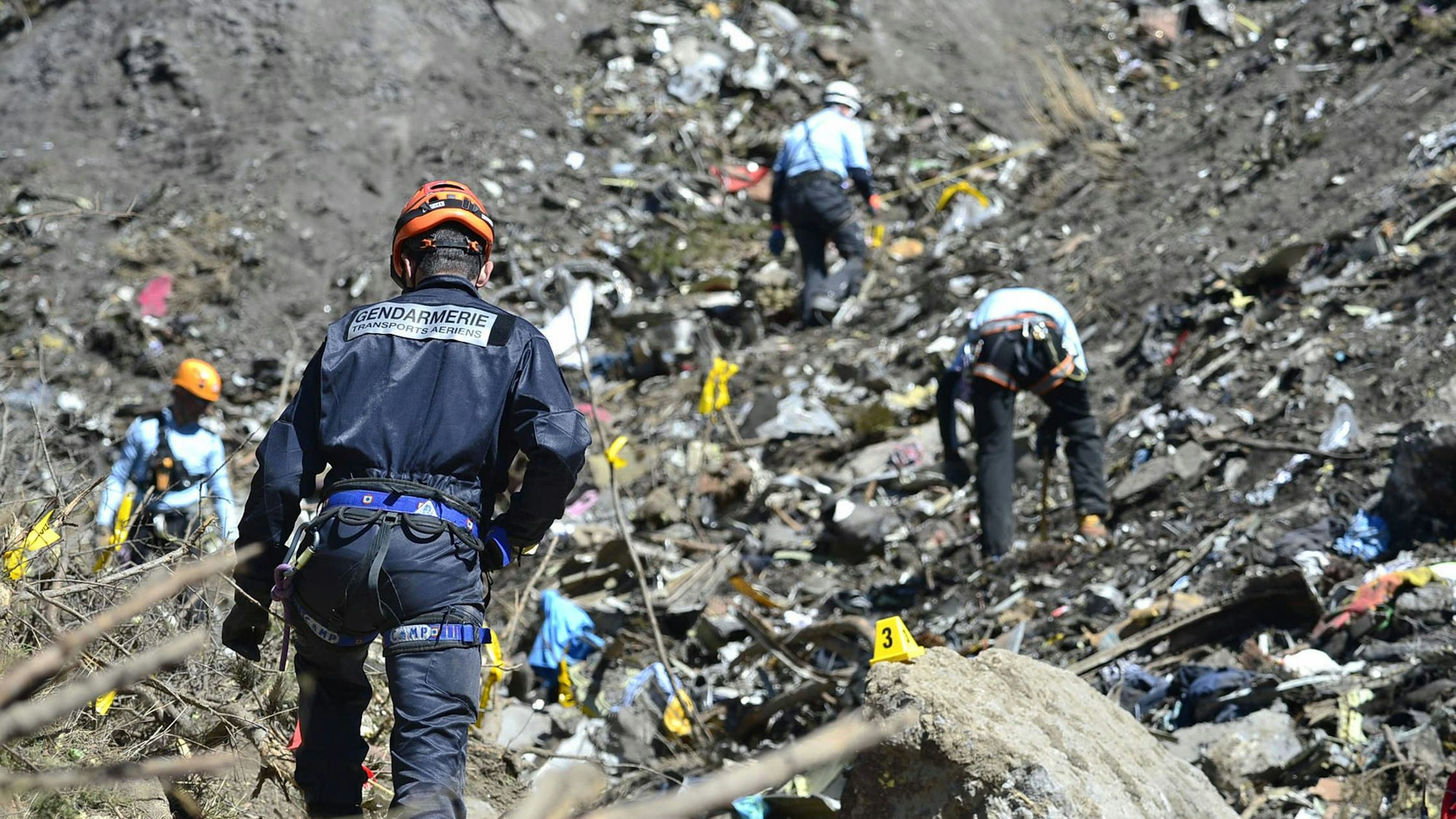 26. März 2015: Die französische Gendarmerie untersucht zwei Tage nach dem Unglück die Absturzstelle bei Prads-Haute-Bléone, wo 150 Menschen starben.