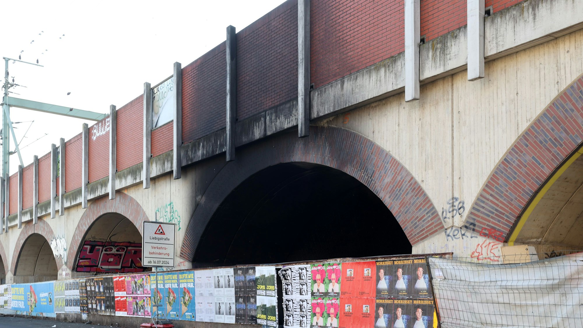 Brand im Januar, in einem Bahnbogen ist ein Feuer entfacht. Drinnen liegen noch die verbrannten Überreste: Kleidung und anderer Müll.