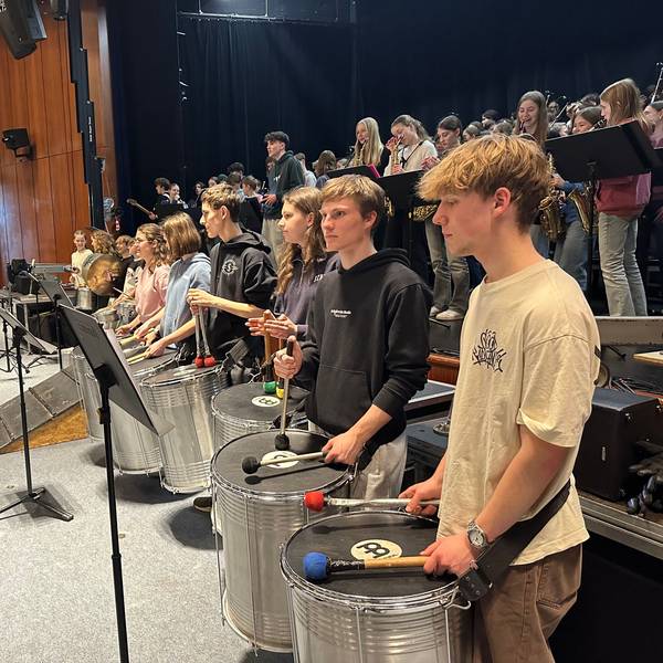 Musiklehrer Matthias Reinold (l.) bei der Probe zur „Big Pop Show“, im Vordergrund die San Agostinho Samba Band am Rhein-Sieg-Gymansium.