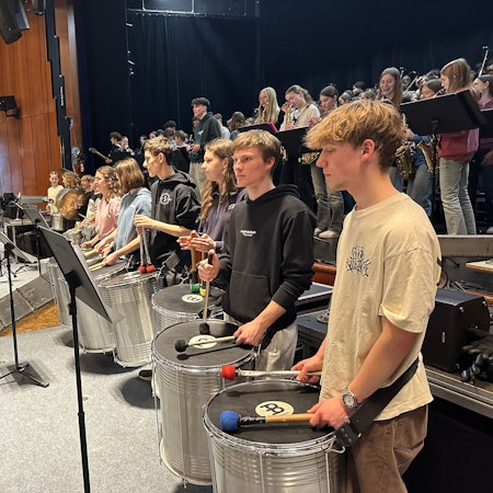 Musiklehrer Matthias Reinold (l.) bei der Probe zur „Big Pop Show“, im Vordergrund die San Agostinho Samba Band am Rhein-Sieg-Gymansium.