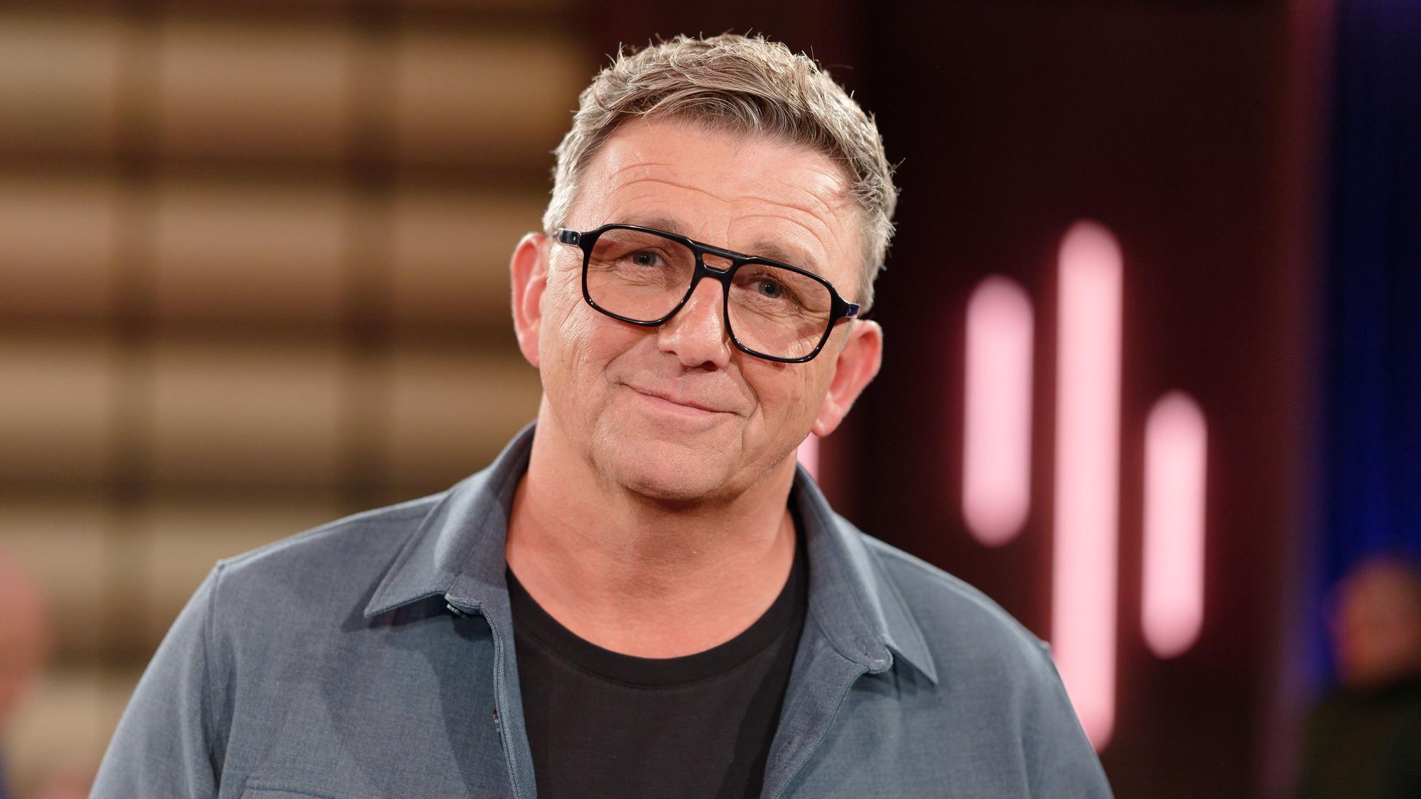 Der Schauspieler Hans Sigl steht nach der Aufzeichnung der WDR Talkshow „Kölner Treff“ im Studio.