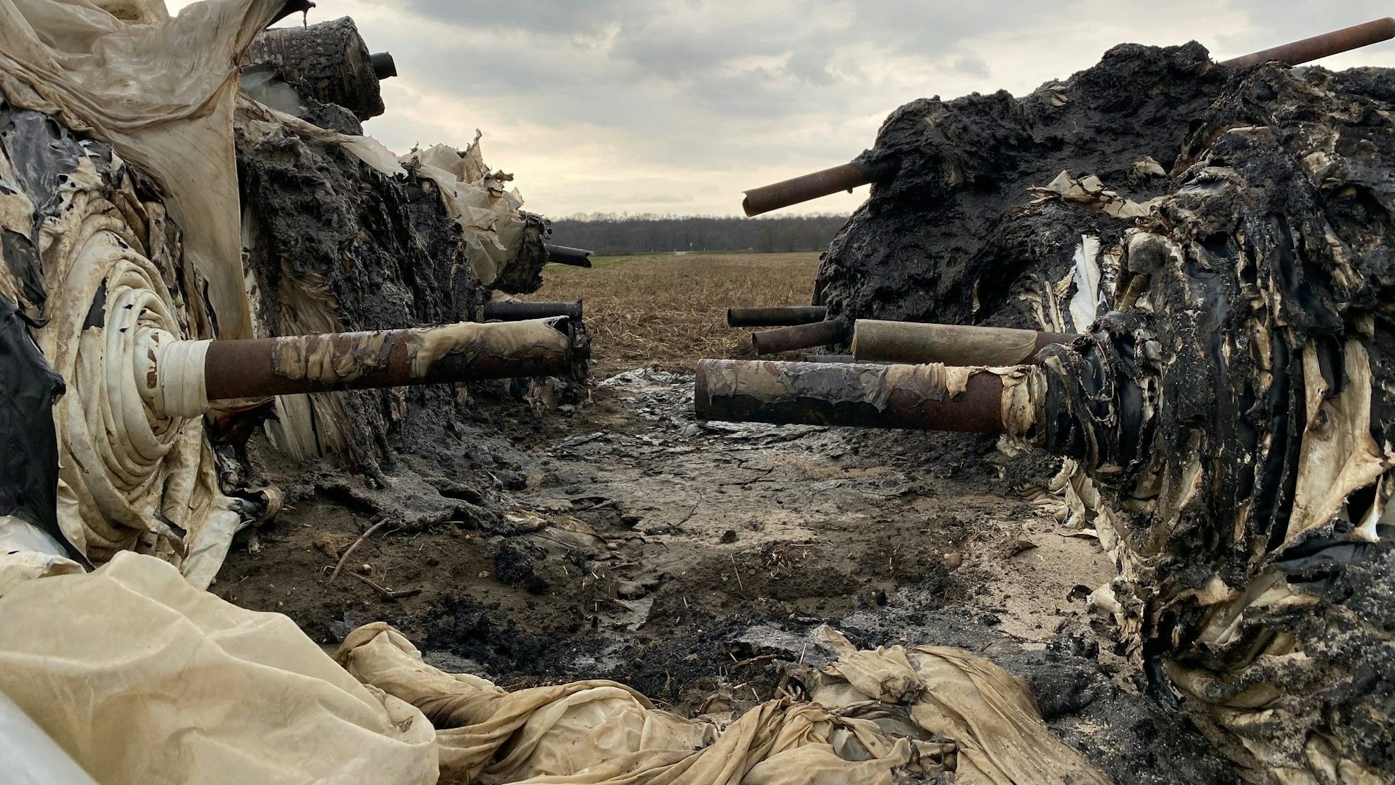 Zu sehen sind Rollen mit verbrannter Kunststofffolie.