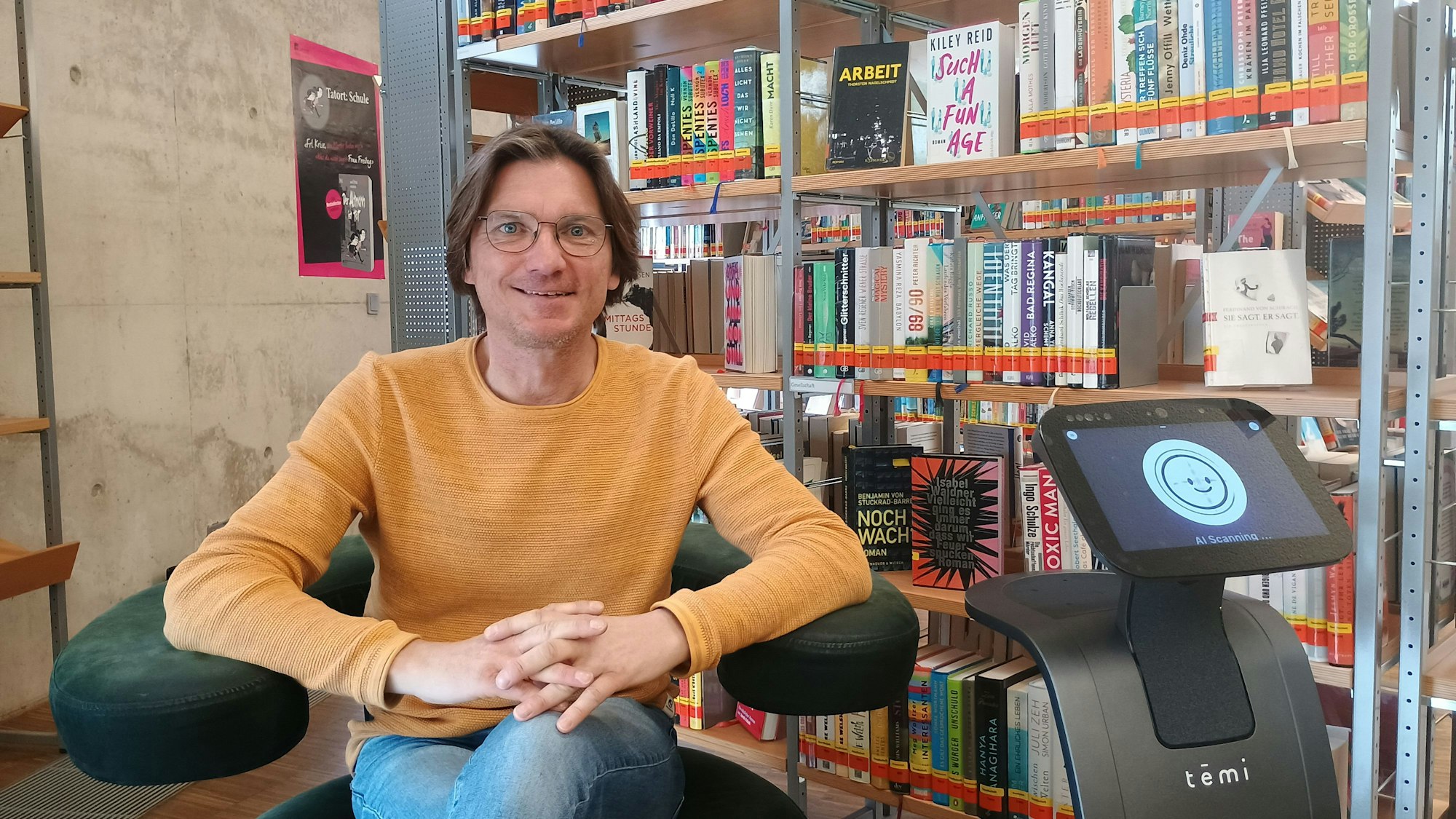 Zu sehen ist Werner Wieczorek, Leiter der Bergheimer Stadtbibliothek.