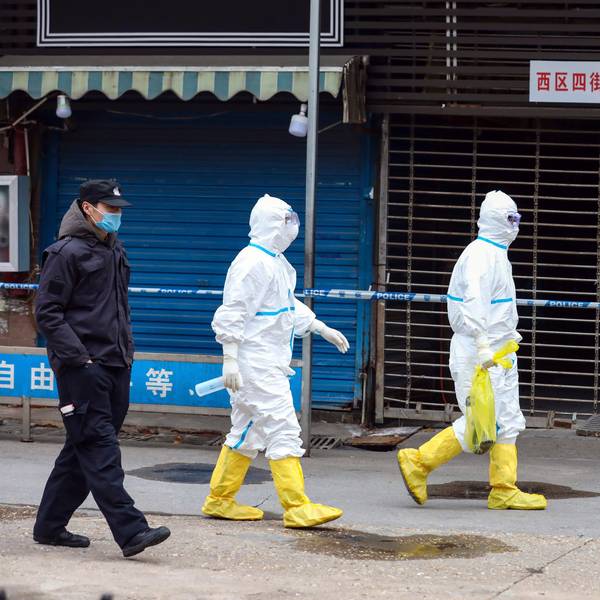 Arbeiter in Schutzkleidung im chinesischen Wuhan