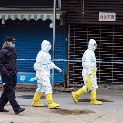 Arbeiter in Schutzkleidung im chinesischen Wuhan
