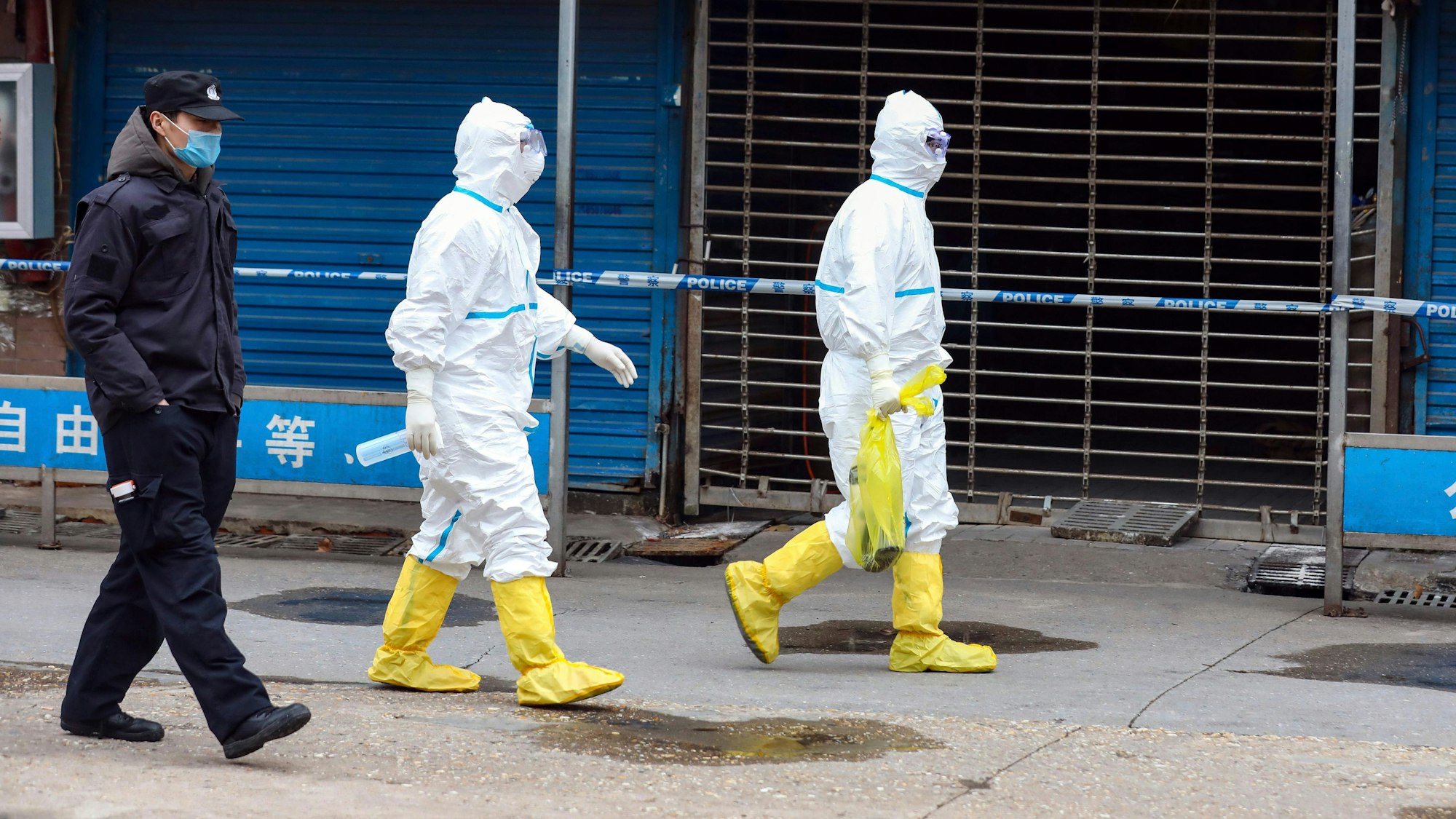Arbeiter in Schutzkleidung im chinesischen Wuhan