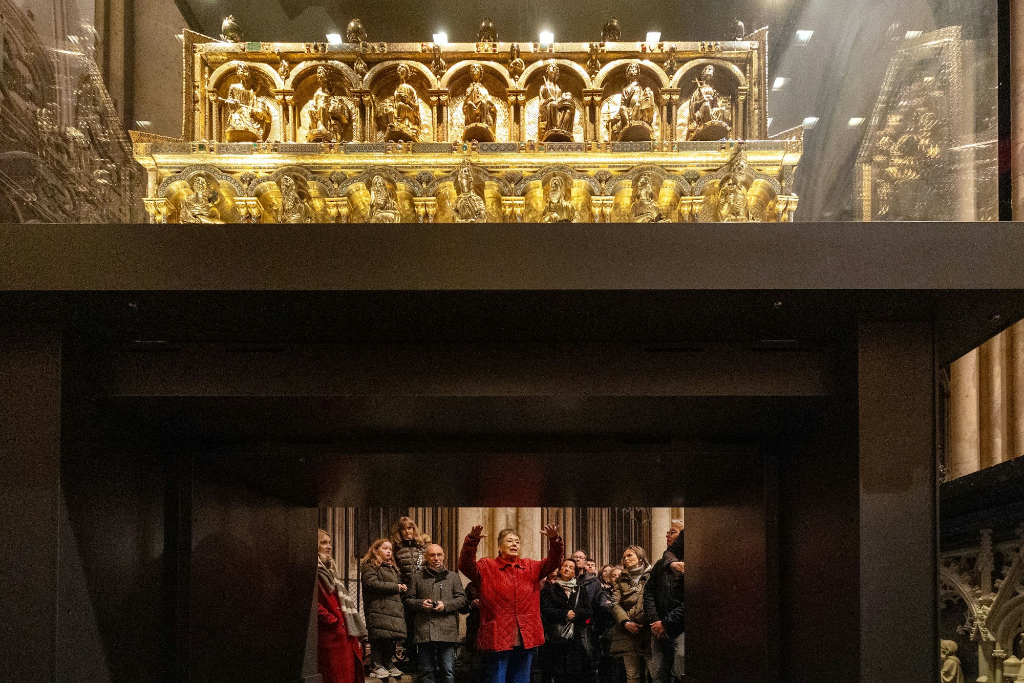 Schock-Werner führt die ersten Neumitglieder des ZDV unter ihrer Präsidentschaft im Dom herum.
