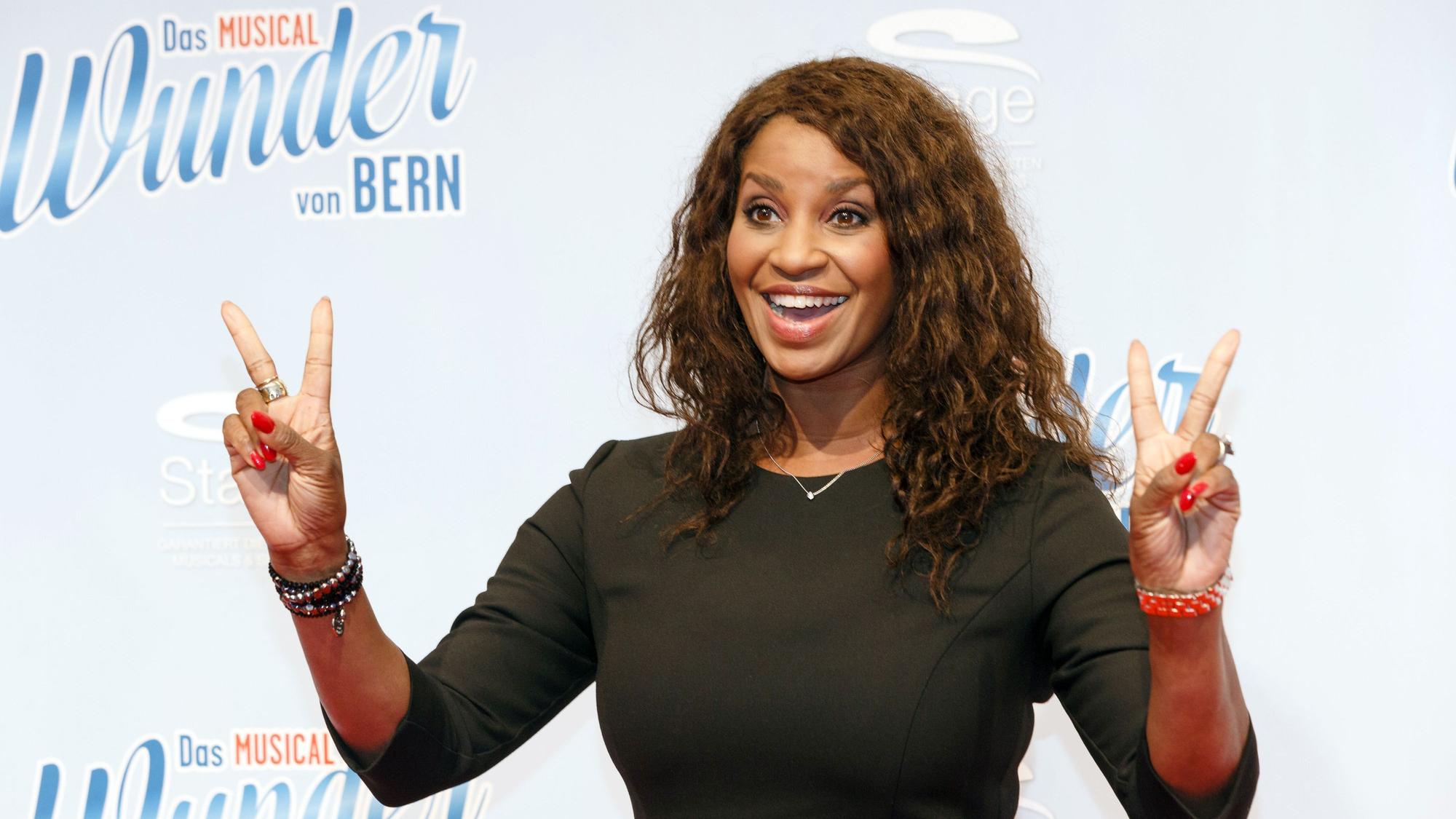 Die Schauspielerin Liz Baffoe posiert am 23.11.2014 in Hamburg vor der Uraufführung des Musicals „Das Wunder von Bern“ auf dem Roten Teppich.