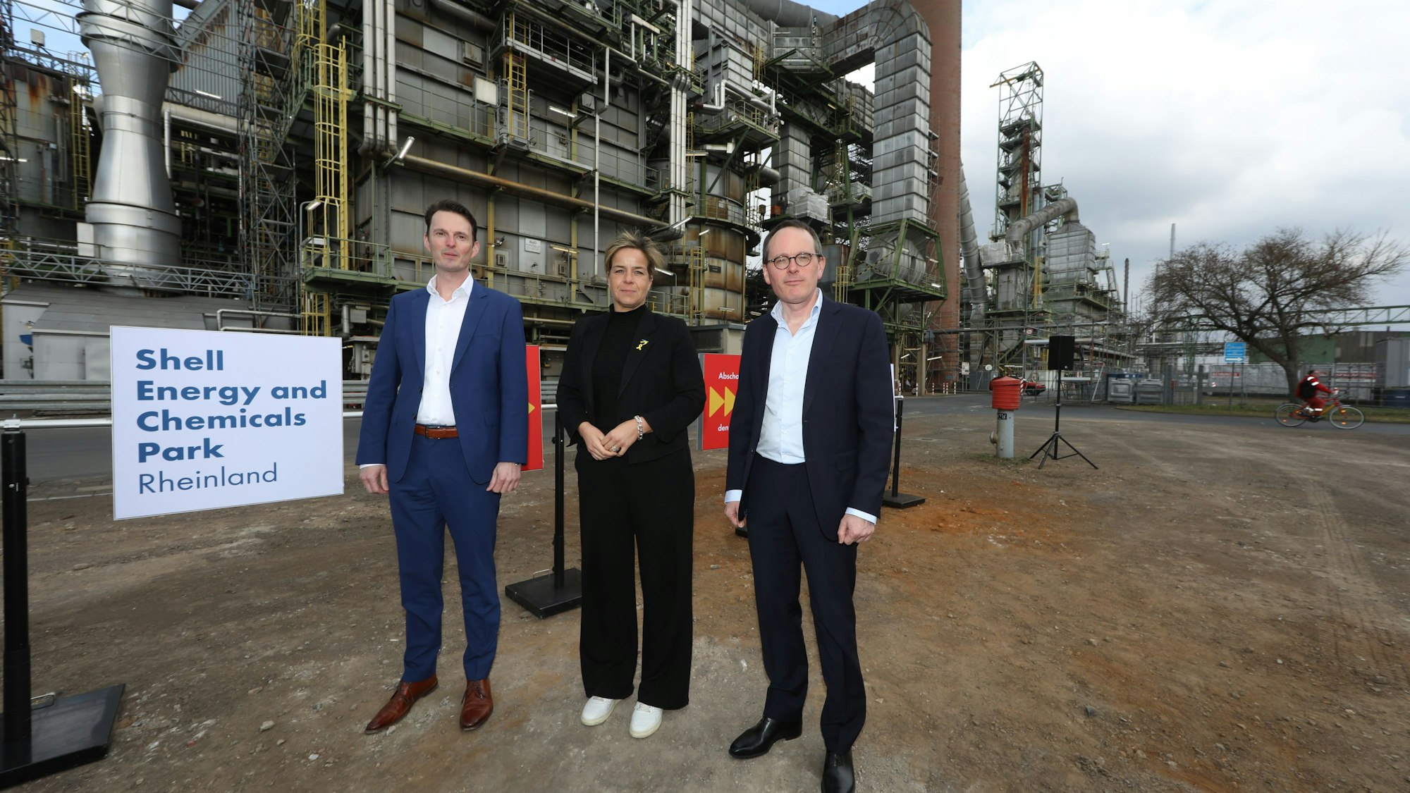 Marco Richrath (links), Mona Neubauer und Jan-Peter Groot Wassink auf der Pressekonferenz von Shell Energy and Chemicals Park Rheinland zur Einstellung der Produktion von Kraftstoffen am Wesselinger Standort.