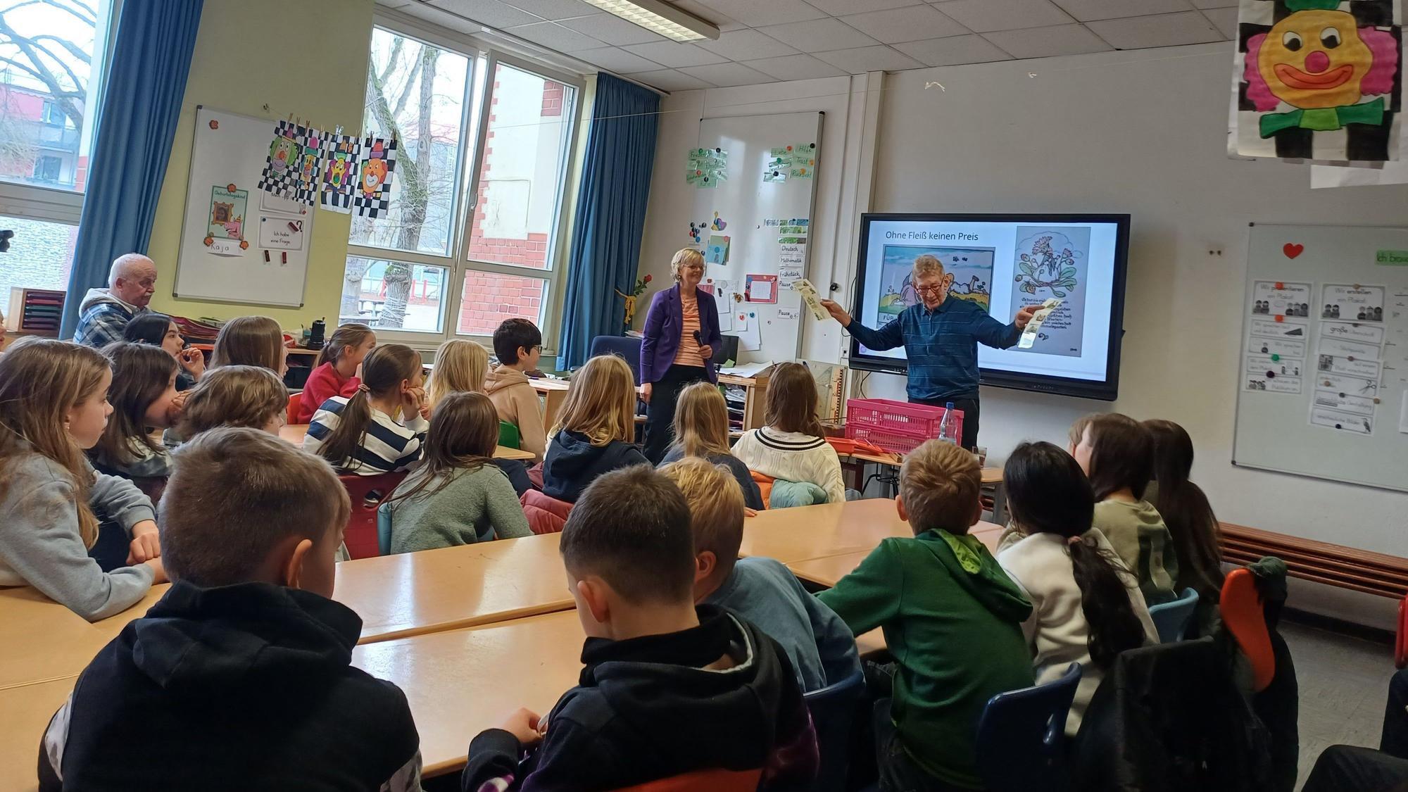 Kinder hören in einer Klasse zu.