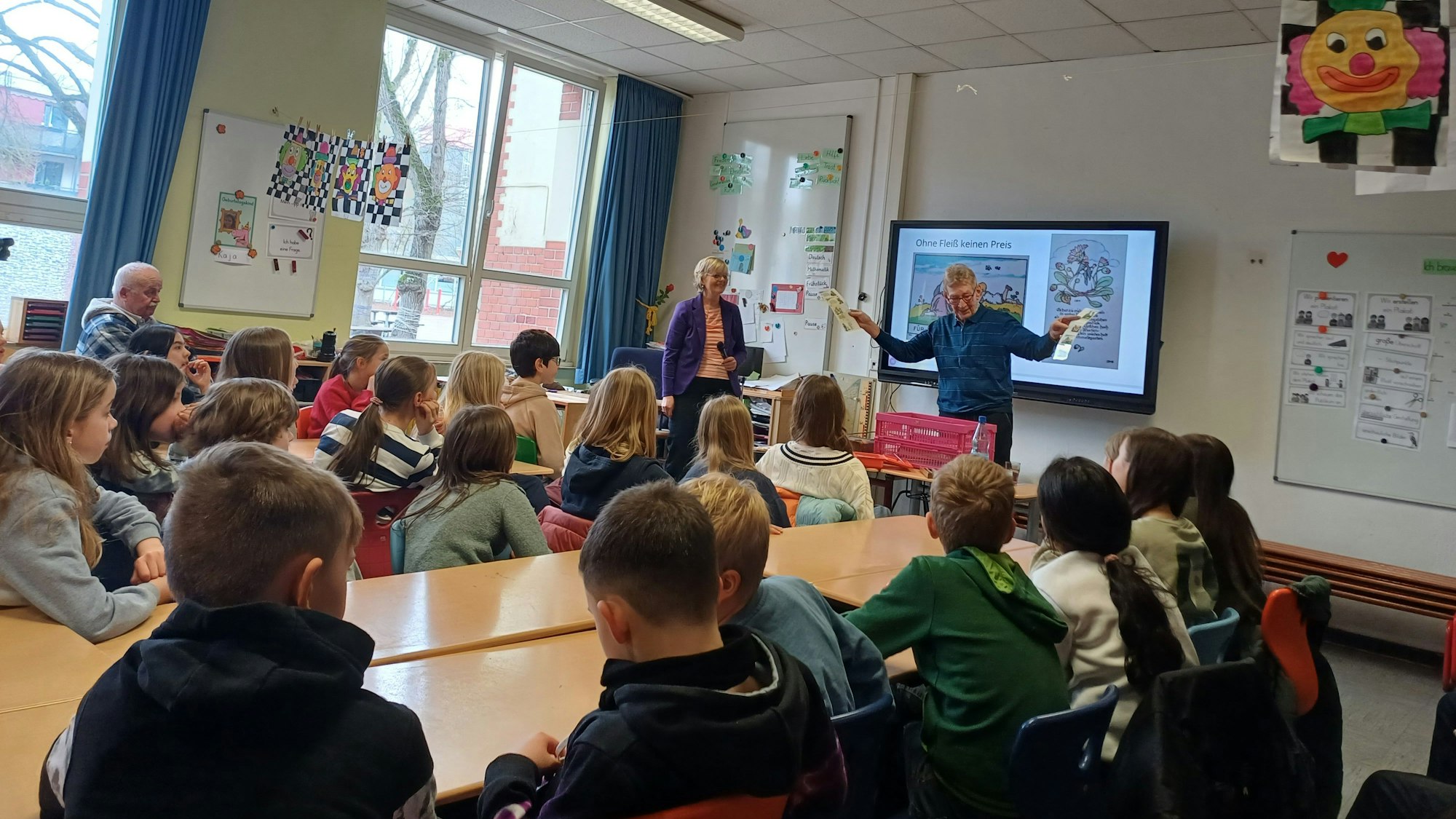 Kinder hören in einer Klasse zu.