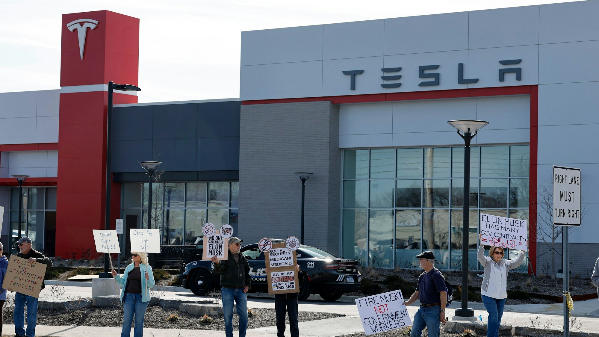 Das Foto zeigt Protestierende vor einem Tesla Werk im US-Staat Michigan am 13. März 2025.