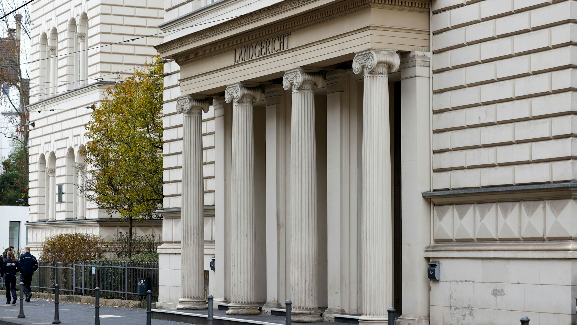 Blick auf den Eingang des Landgerichts.