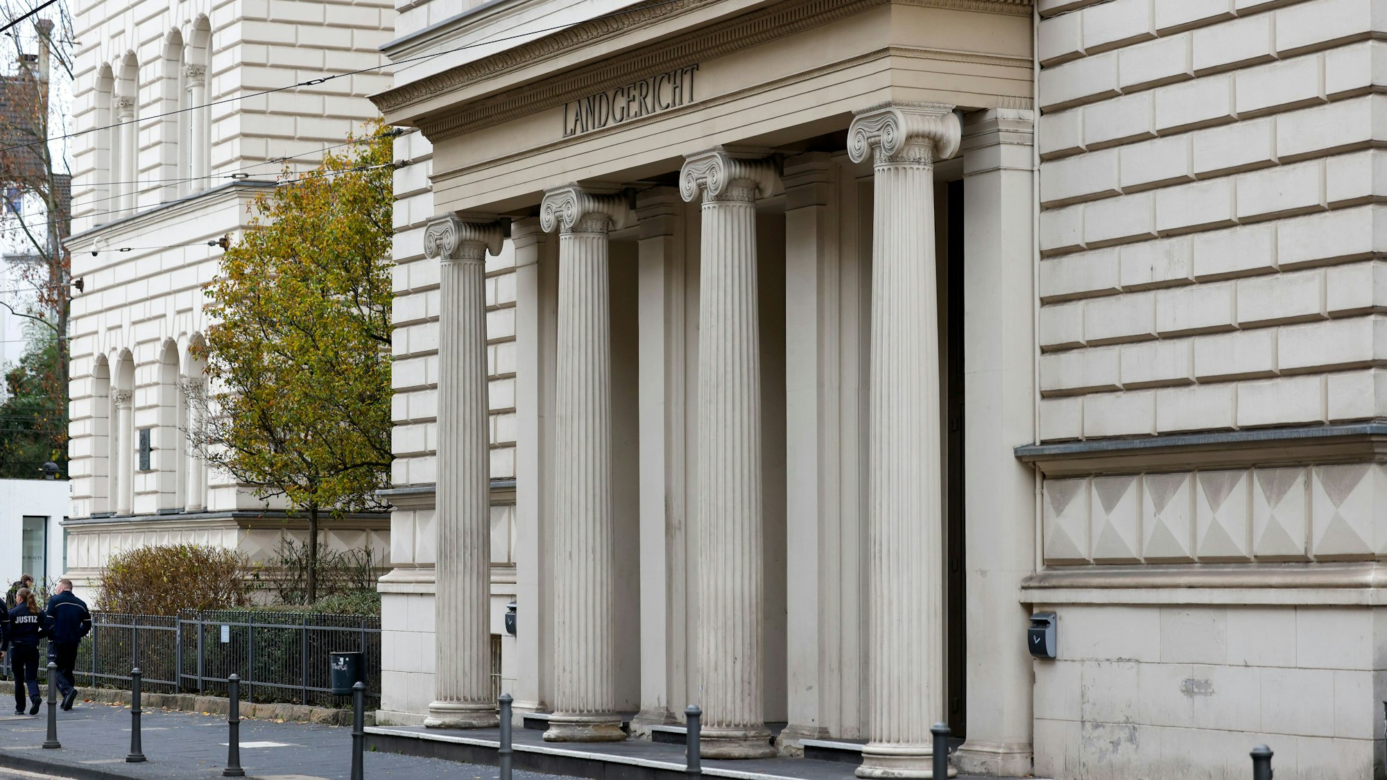 Blick auf den Eingang des Landgerichts Bonn.
