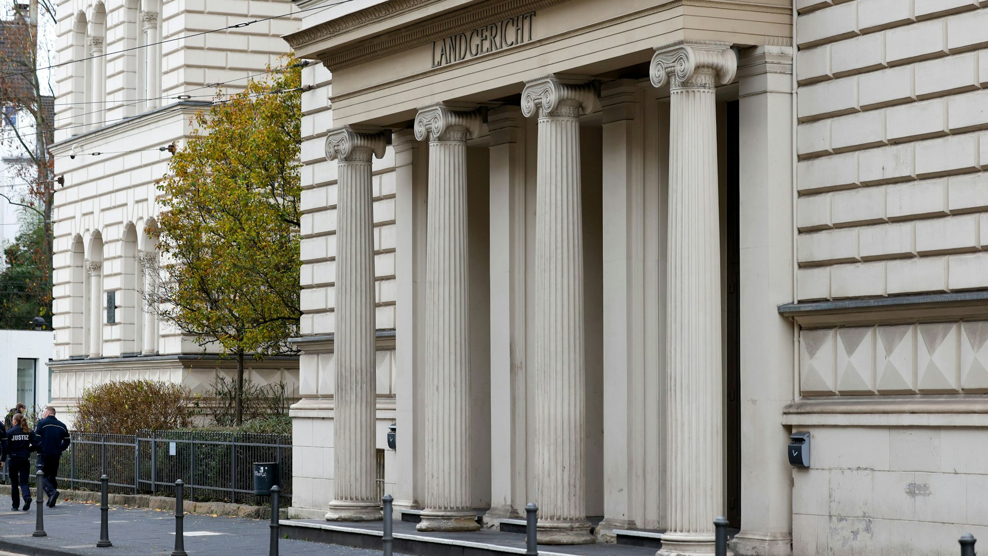 Das Gebäude des Bonner Landgerichts an der Wilhelmstraße hat ein 30-Jähriger aus Waldbröl als freier Mann verlassen. Im vergangenen Jahr hatte er einem anderen Mann aus der Marktstadt ins Bein geschossen.