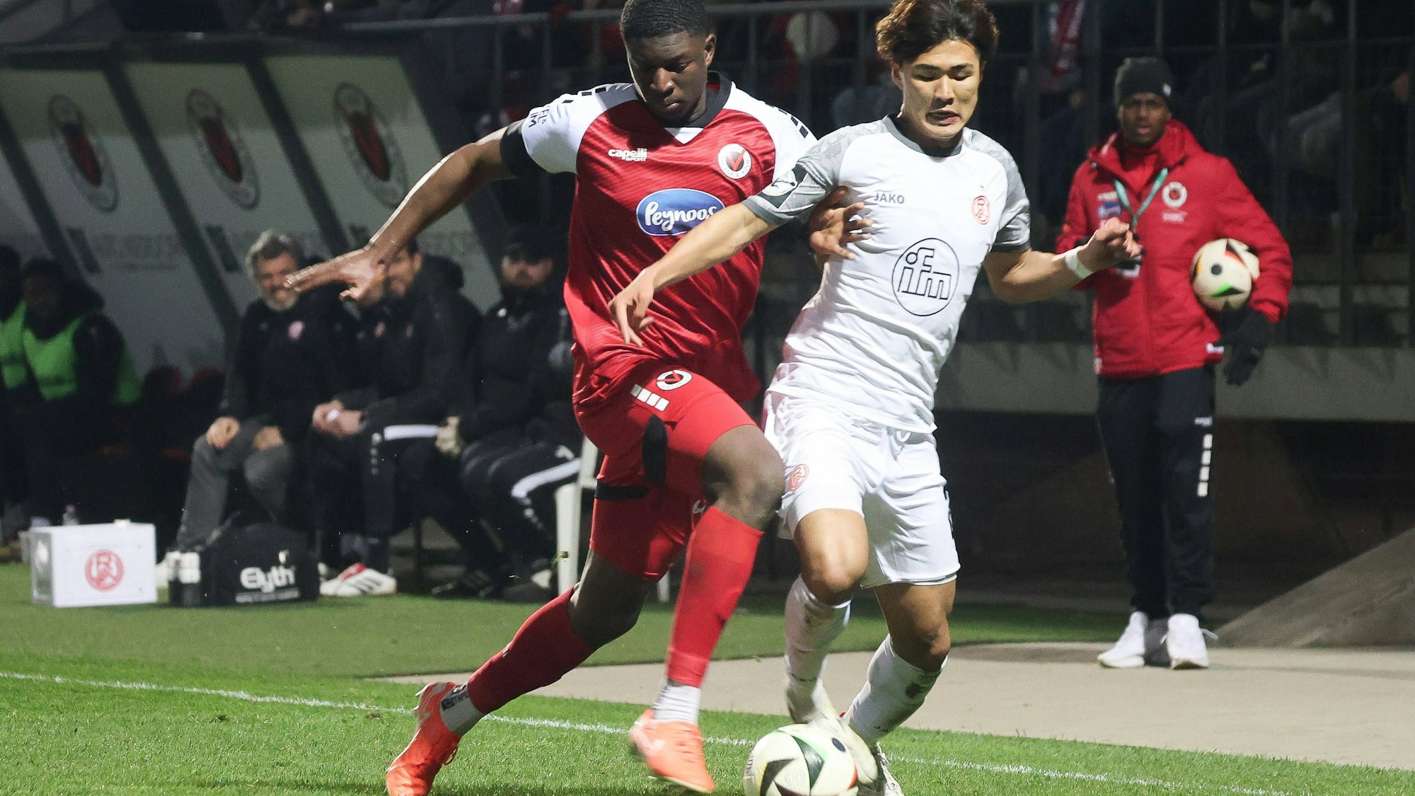 Kaito Mizuta Essen 24, Zoumana Keita Koeln 35, GER, Viktoria Koeln vs. Rot-Weiss Essen, 3. Fussball-Bundesliga, 28. Spieltag, Saison 2024/2025, 12.03.2025, GER, Viktoria Koeln vs. Rot-Weiss Essen, 3. Fussball-Bundesliga, 28. Spieltag, Saison 2024/2025, 12.03.2025, Koeln *** Kaito Mizuta Essen 24 , Zoumana Keita Koeln 35 , GER, Viktoria Koeln vs Rot Weiss Essen, 3 Soccer Bundesliga, 28 Matchday, Season 2024 2025, 12 03 2025, GER, Viktoria Koeln vs Rot Weiss Essen, 3 Soccer Bundesliga, 28 Matchday, Season 2024 2025, 12 03 2025, Koeln Copyright: xEibner-Pressefoto/JoergxNiebergax EP_JNL