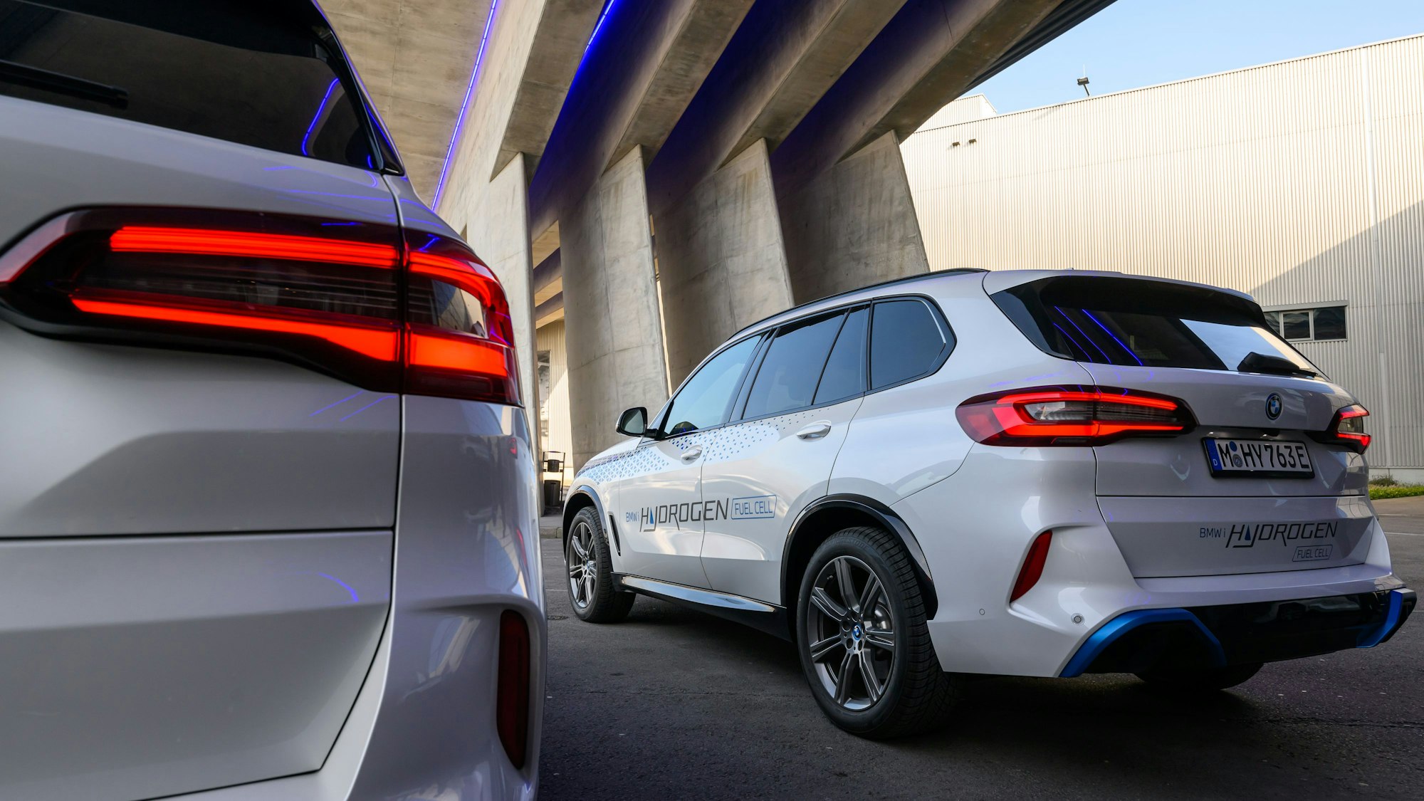Zwei BMW iX5 Hydrogen stehen vor dem BMW-Werk in Leipzig. (Archivbild)