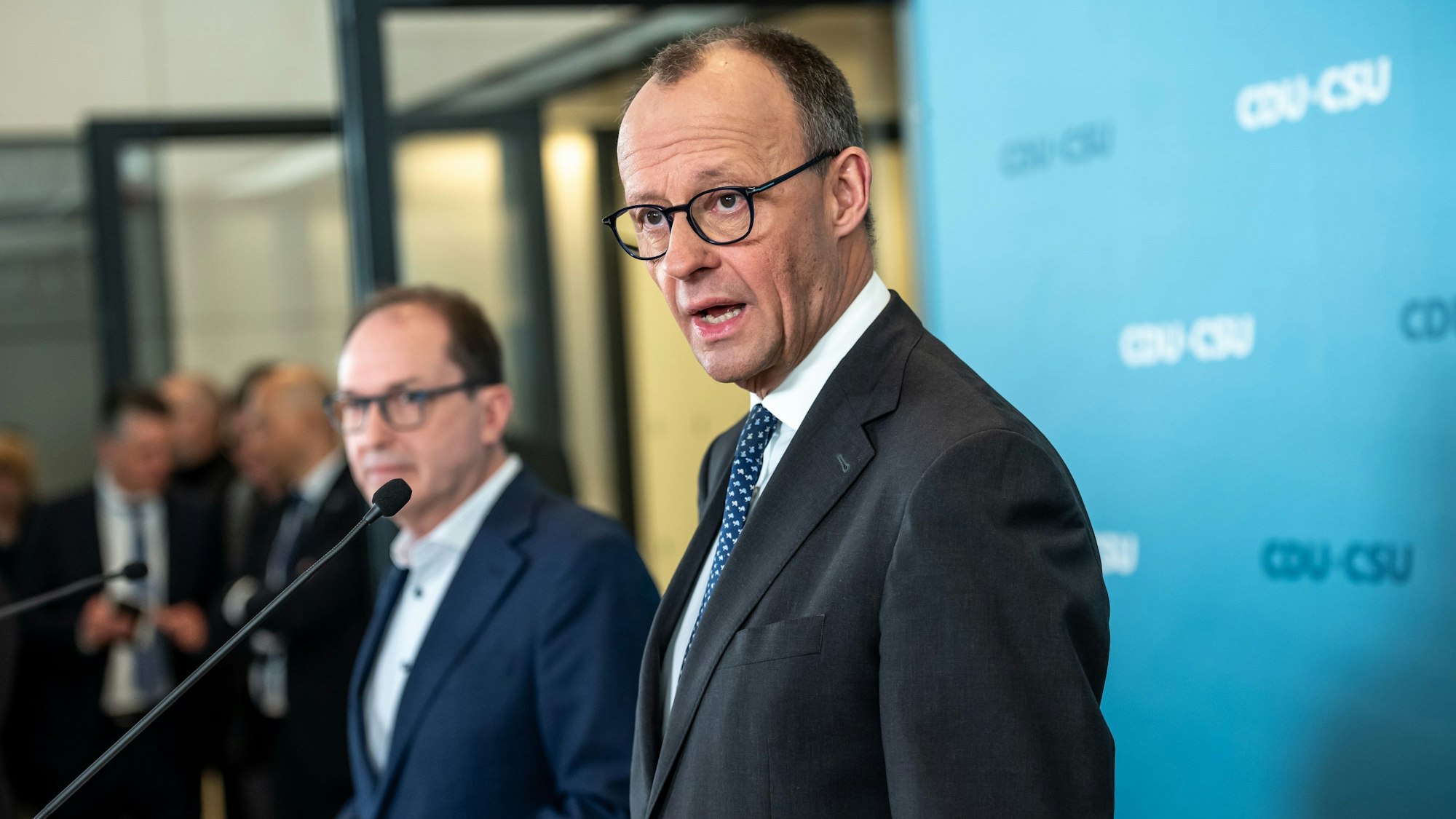 Friedrich Merz (r), CDU/CSU-Fraktionsvorsitzender im Bundestag und CDU-Bundesvorsitzender, gibt neben Alexander Dobrindt, CSU-Landesgruppenchef, nach der Fraktionssitzung im Bundestag ein Statement. Die Fraktionsspitzen von Union, SPD und Grünen haben sich nach langen Diskussionen um ein milliardenschweres Verteidigungs- und Infrastrukturpaket geeinigt.