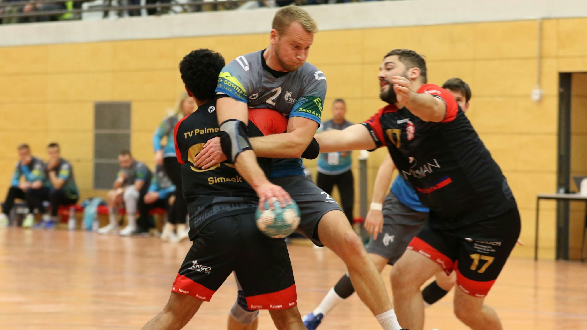 Auf dem Bild versuchen Winter und ein Mitspieler, einen gegnerischen Angreifer zu stoppen, der den Ball führt.