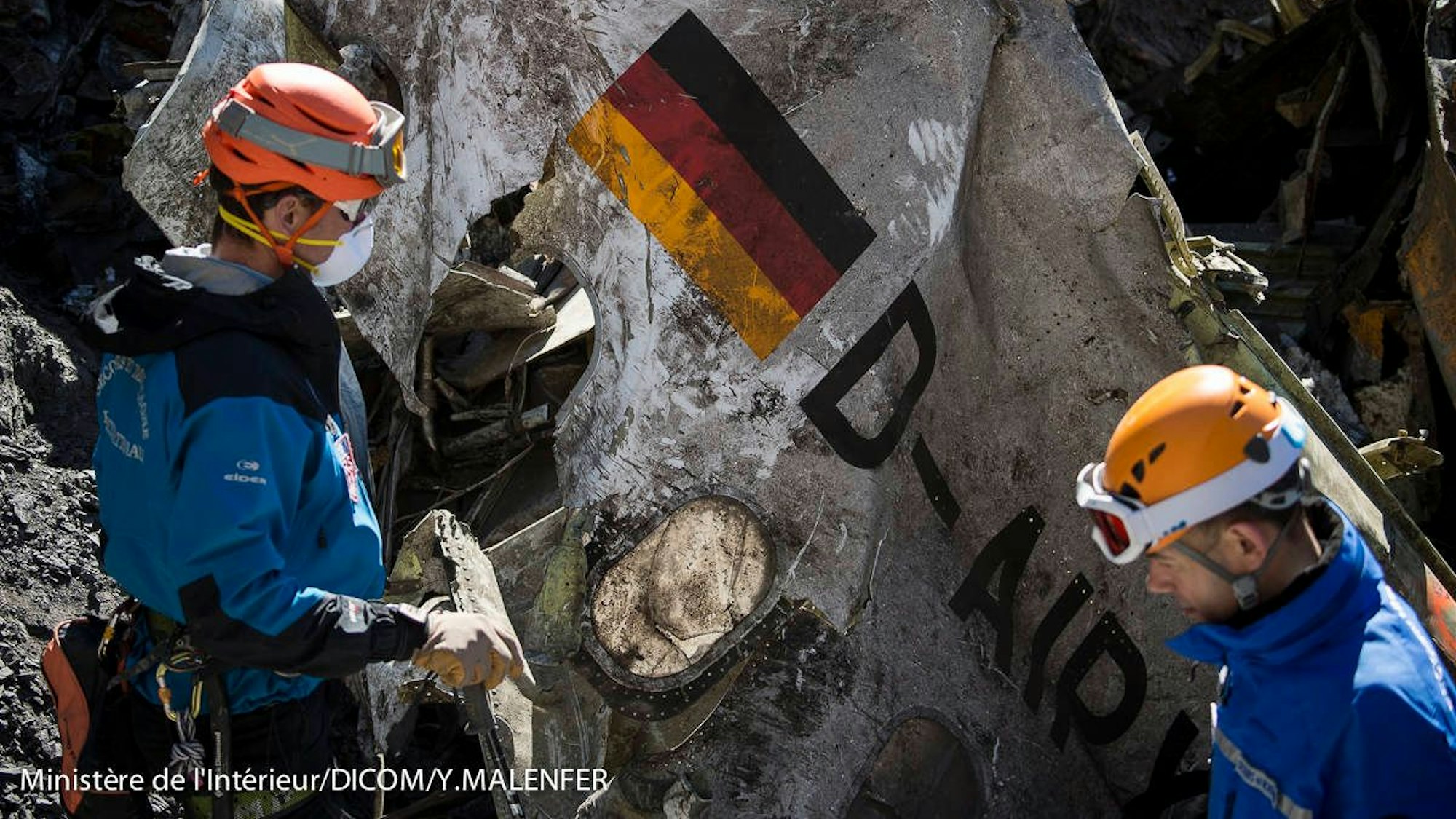 Mitarbeiter der Gendarmerie bei den Bergungsarbeiten in nahe Seyne-les-Alpes