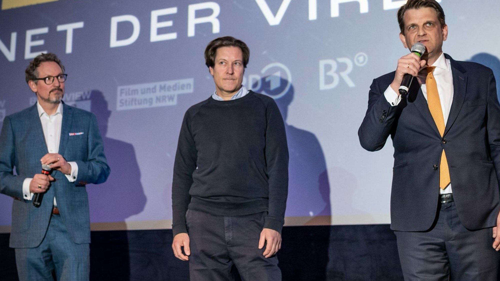 Moderator Eckart von Hirschhausen, Regisseur Michael Wech und Produzent Leopold Hoesch (v.l.)