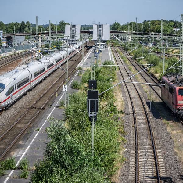 Mit ICE, Gleisbett, rechts eine Lokomotive, die offenbar auf die Einfahrt zu Bender wartet. Foto: Ralf Krieger