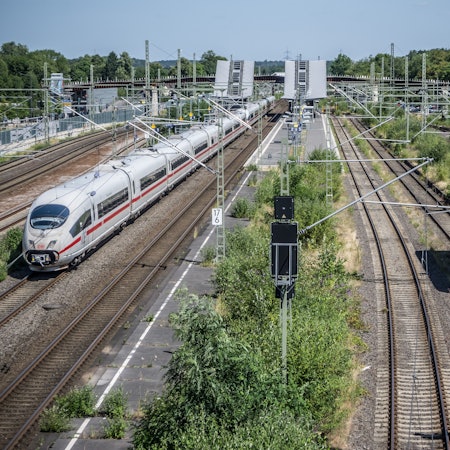 Mit ICE, Gleisbett, rechts eine Lokomotive, die offenbar auf die Einfahrt zu Bender wartet. Foto: Ralf Krieger