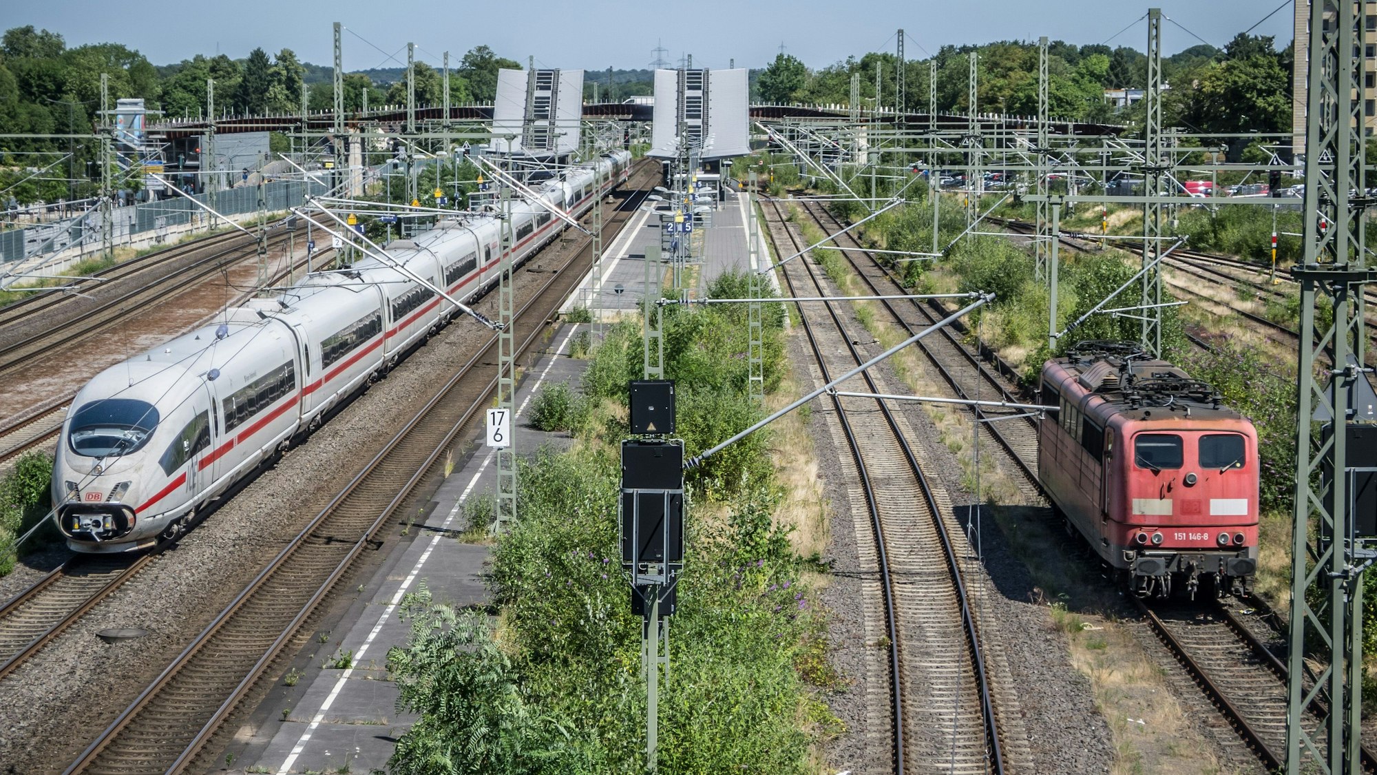 Mit ICE, Gleisbett, rechts eine Lokomotive, die offenbar auf die Einfahrt zu Bender wartet. Foto: Ralf Krieger