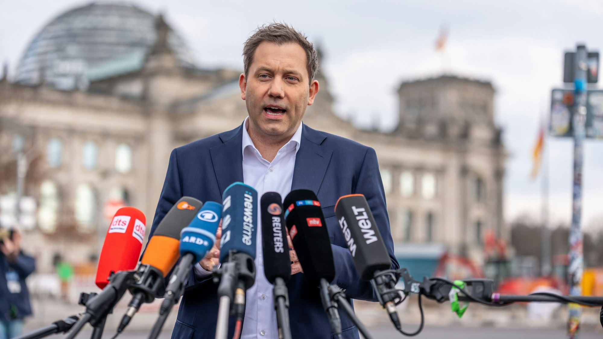 14.03.2025, Berlin: Lars Klingbeil, SPD-Fraktionsvorsitzender und Bundesvorsitzender, gibt ein Pressestatement nach der Fraktionssitzung im Bundestag.
