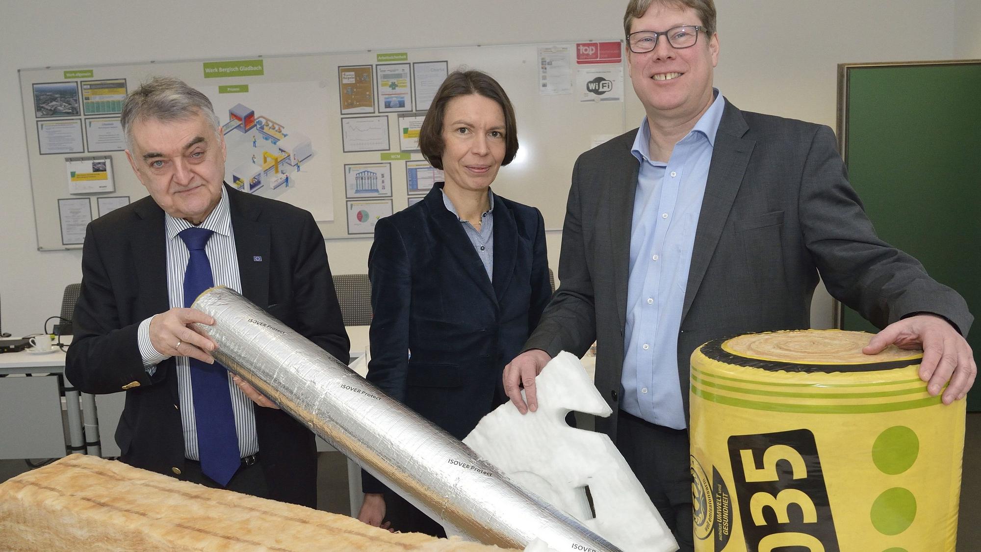 Herbert Reul besucht das Werk der Saint-Gobain Isover G+H
v.l. Herbert Reul, Celine Carre (G+H), Nikolaus Wesely (G+H)